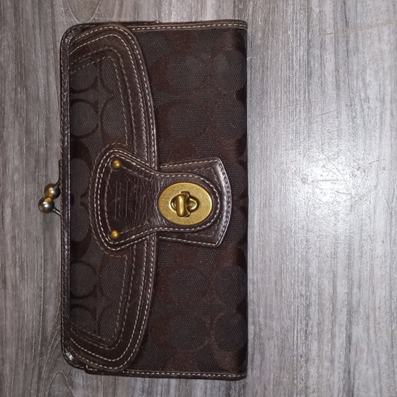 Coach Signature Vintage Kiss Lock And Multi Colored Interior Trifold Wallet - Picture 6 of 13